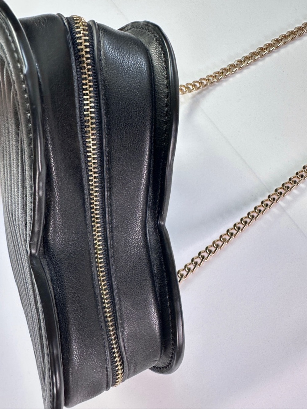 Forever 21 Faux Leather Quilted Crossbody Bag Black Gold Chain Heart Y2K Casual - Picture 4 of 5